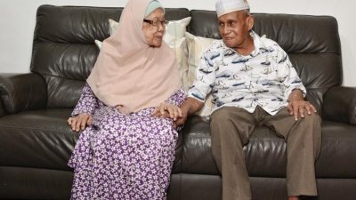 刚过100岁生日的卡斯薪（右）与90岁妻子同住，生活仍能自理。