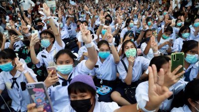 泰国学生示威者在示威抗议中，效仿美国电影《饥饿游戏》中的女主角向施惠国12区民众作出的三指礼，代表著“反极权、反专制、反暴政”。