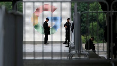 路透社援引消息来源指，中国准备反击美国发起的科技战，而首要目标就是美国谷歌公司。图为2018年9月17日，在中国上海举行的世界人工智能大会上看到的谷歌标志。