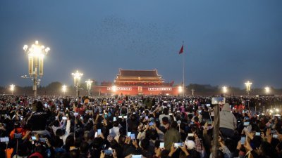 中国国庆升旗仪式周四早上在天安门广场举行，天未亮已有数以万计的市民到场等候。当国旗升至旗杆顶后，白鸽被放飞，群众欢呼“祖国万岁！中国万岁！”