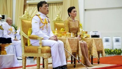 泰王哇集拉隆功（左）及王后素提达，9月24日在曼谷的西里拉医院出席活动。