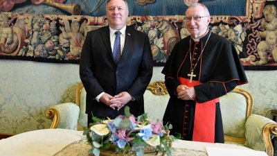 美国国务卿蓬佩奥当地时间周三访问梵蒂冈，周四与梵蒂冈国务卿帕罗林（右）会晤。这两天，蓬佩奥都不获教宗方济各接见。