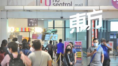 吉隆坡Nu Sentral购物商场稍微渐见三三俩俩的人群，不过整体人流依然偏低。（摄影：连国强）