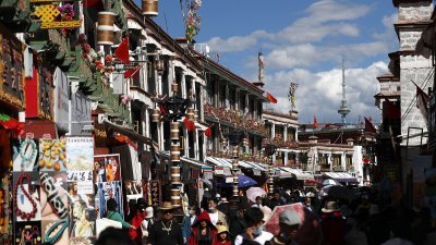 国外的新冠肺炎疫情，带动中国国内旅游，“十一”黄金周假期，西藏拉萨八廓街游人如织。（图取自中新社）