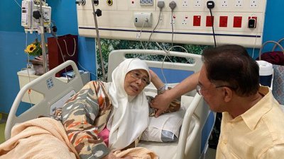 安华（右）上载一张他在病房陪伴入院检查的妻子旺阿兹莎的图片。