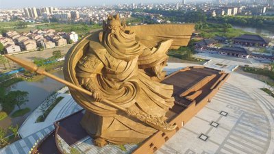中国湖北省荆州市的关公义园关帝青铜雕像，高57公尺、重5000馀公吨，住建部判定是违建。