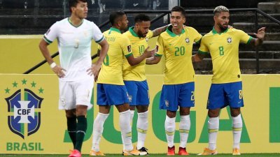 巴西前锋菲尔米诺（右2）在主场以5比0大胜的比赛，首次在国家队梅开二度。
