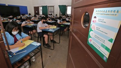 宽柔中学周六（10日）举办2021年度新生入学试，校方严厉采取防疫措施。（摄影：刘维杰）
