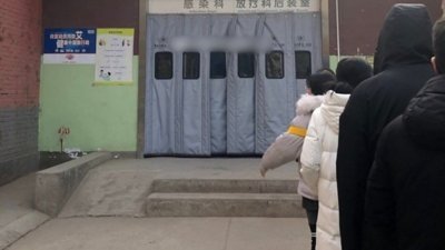中国甘肃省、兰州市近期多人感染布鲁氏菌病，累计至今已有3669人患病，图为当地民众正排队准备做检测。

