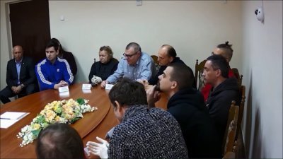 白罗斯总统卢卡申科日前前往监狱与一众反对派人士进行商谈，期间还讨论了白罗斯的宪法改革。影片截图可见，反对派人士均围著一张桌子坐著，聆听卢卡申科讲话。
