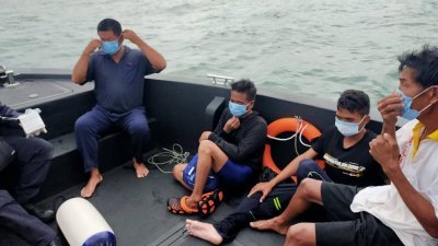 一艘渔船周六晚上在麻坡海域遭商船撞击，4名渔民跳海逃生，所幸最终获救。