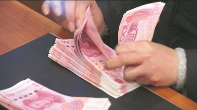 中国央行宣布将下调外汇风险储备金率，境内外人民币的火热涨势开始降温。