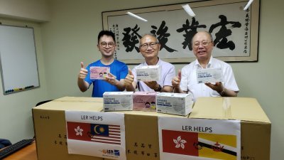 马震宁（左起）感谢戴健文及赵达衡捐赠高品质口罩，给予大马及汶莱逾20间华文学校。