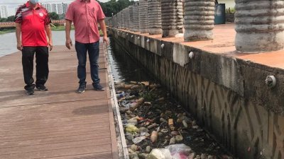 刘志良（右）及陈劲源巡视位于1 Lagenda花园的水上德士站，发现码头处堆积大量垃圾。