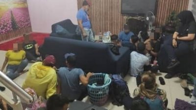 警方突击金銮镇一间住家，取缔开毒品派对的16名男女。