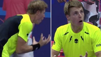 白俄罗斯网球帅哥伊瓦什卡对于裁判以“如厕太久为由罚掉一局的惩罚”，显得难以置信，并怒怼裁判：“你要我就地解决也可以！”