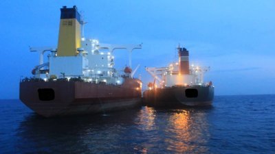 3艘大型商务船只涉及非法输油活动，遭到海事执法机构检举。（摄影：柔州大马海事执法机构）
