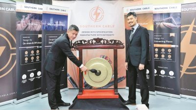 陈永海（左）和南方电缆独立非执行主席利维阿都哈林一同进行上市敲钟仪式。
