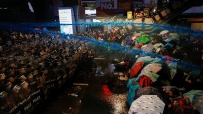 泰国警方与示威者双方于周五的示威活动中，在曼谷市中心对峙。期间，警方出动水炮车，并向示威者喷发出蓝色的强力水柱。