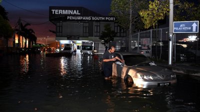 雪州滨海地区大涨潮首日，巴生南港客运站外的路面地区都出现淹水情况。