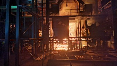 一家棕油提炼厂发生大火，厂内的机器起火燃烧，所幸员工及时逃出。
