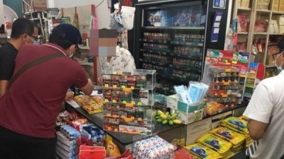 麻坡卫生局前往多家零售店展开突击检查，取缔散卖包装香烟的业者。