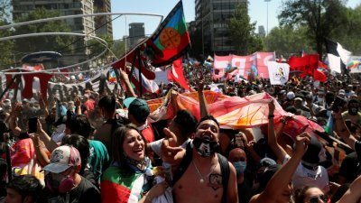 智利首都圣地亚哥等地大批民众上街示威。（路透社）

