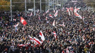 白罗斯当地时间周日，超过5万人在可能遭实弹镇压的情况下上街游行，抗议强人总统卢卡申科舞弊持续执政。（路透社）


