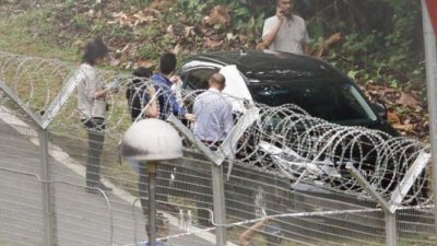 新加坡警方发现车内有一具5岁男童的遗体，男童的母亲则倒卧在斜坡下，胸口两道被刀捅的伤口。（档案照）