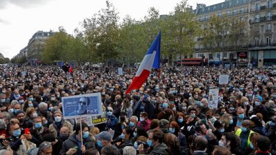 法国民众于周日聚集在巴黎共和广场，悼念日前遭伊斯兰主义者斩首的历史教师帕蒂。（路透社）