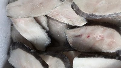 中国17日表示，从工人搬运的进口冷冻鳕鱼外包装上验出活病毒，这是国际上首次在冷冻食品供应链外包装上分离到新型冠状病毒。