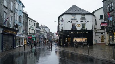 爱尔兰西部城市戈尔韦的街头一片空荡荡。（图取自路透社）