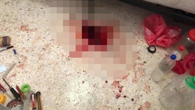 受害者左手掌被砍断，地板上的血迹令人触目惊心。（网络截图）