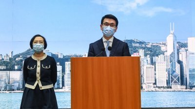 香港商务及经济发展局局长邱腾华（右）在记者会宣布，旅行社周五起可办理不超过30人的本地旅游团，但相关旅行社必须是合法登记的公司，并要签署防疫承诺书，为旅客做好防疫工作。（香港中通社）
