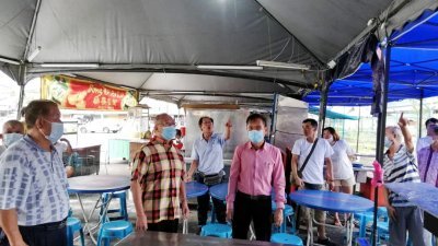 陈天贵（左2起）及廖泰义一起巡视洗衣坊空地临时营业地点，了解该处的基设状况，以确保不夜天小贩在新地点能安心营业。