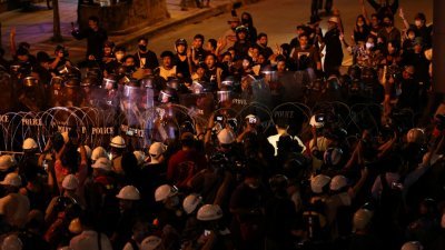 泰国亲民主示威者周三游行至首都曼谷的首相府，途中和警方发生小冲突。 （路透社）