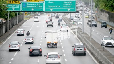 虽然雪兰莪与吉隆坡地区周四起落实居家办公指令，但隆雪一带的交通状况一般，与平常日子无太大差别。 （摄影：伍信隆）