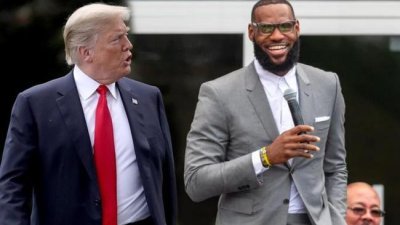 美国NBA四届总冠军球员詹姆斯（右）宣布与美国总统特朗普“停火”，不再打口水仗。