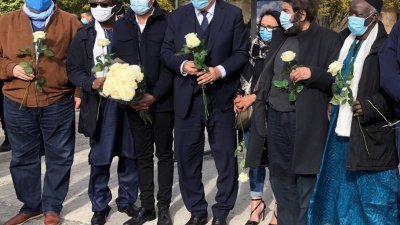 法国伊玛目会议主席德兰西和一个伊玛目代表团，于周一手持鲜花出席向教师帕蒂致敬的追悼会。（图取自路透社）