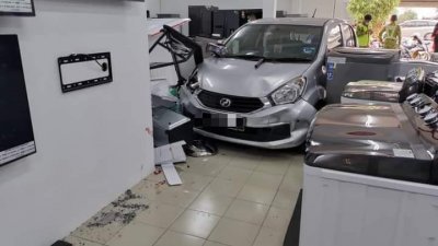 一辆迈威轿车失控撞入家具电器店，导致一名女顾客受伤，店内多样电器遭撞毁。