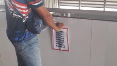 国家基建公司辅警的特别行动队，把张贴在车站各处的“反紧急状态”宣传单张撕除。