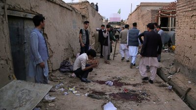 一名自杀炸弹客周六在首都喀布尔西区一处教育中心外头，引爆身上炸弹背心，造成至少18人丧命和57人受伤。恐怖组织“伊斯兰国”（IS）随后发表声明，宣称犯案。