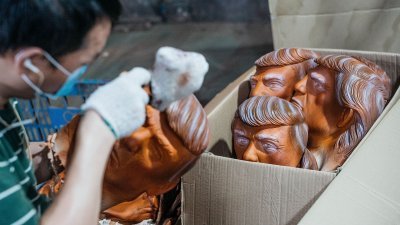 义乌小商家源源不断地收到特朗普竞选产品订单，工厂员工忙著赶制特朗普形象的塑胶头套。