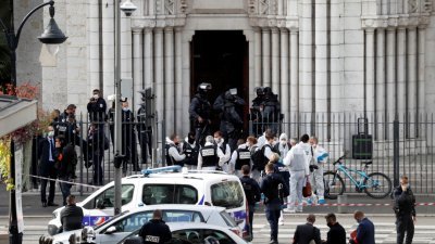 法国尼斯当地时间周四早上发生持刀袭击案，一名男子在一间教堂附近杀死3人，其中一名女死者被斩首，另外数人受伤。警方接报后在现场展开调查。（图取自路透社）