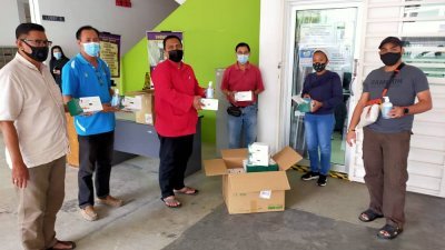 阿斯鲁（左3）移交防疫用品给予Idaman Selasih公寓的管理层。