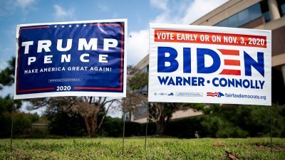 弗吉尼亚州费尔法克斯郡用作提前投票点政府大楼外，插上了特朗普和拜登的宣传站牌。（路透社）