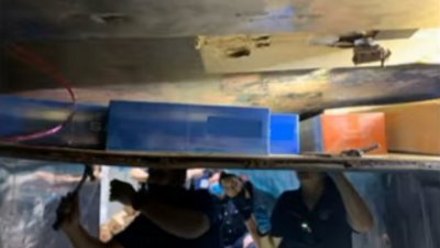 新加坡关卡人员撬开了货车内部的隔层，发现层层的木板和铁皮底下，藏著走私电子烟。