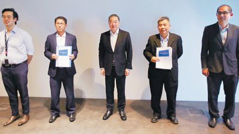 周胜忠（左2）在业绩汇报会上分享公司展望，左起为张家贤、张昌炯、冯保胜以及马骏骢。