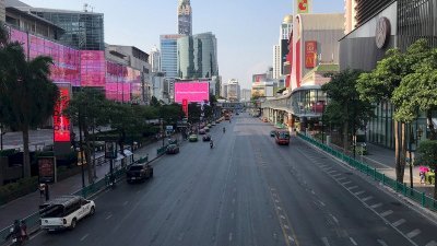 图为曼谷市区中央世界百货（Central World）前人车稀少的景象。（档案照）