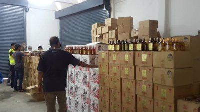 新邦令金普通行动部队第5营起获721箱各品牌赝制烈酒。